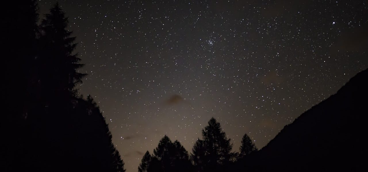Le charme des randonnées nocturnes : le monde à la lumière des étoiles