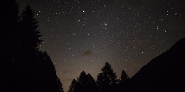 Le charme des randonnées nocturnes : le monde à la lumière des étoiles