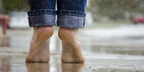 Quelles chaussures de randonnée femme choisir quand on a les pieds sensibles ?