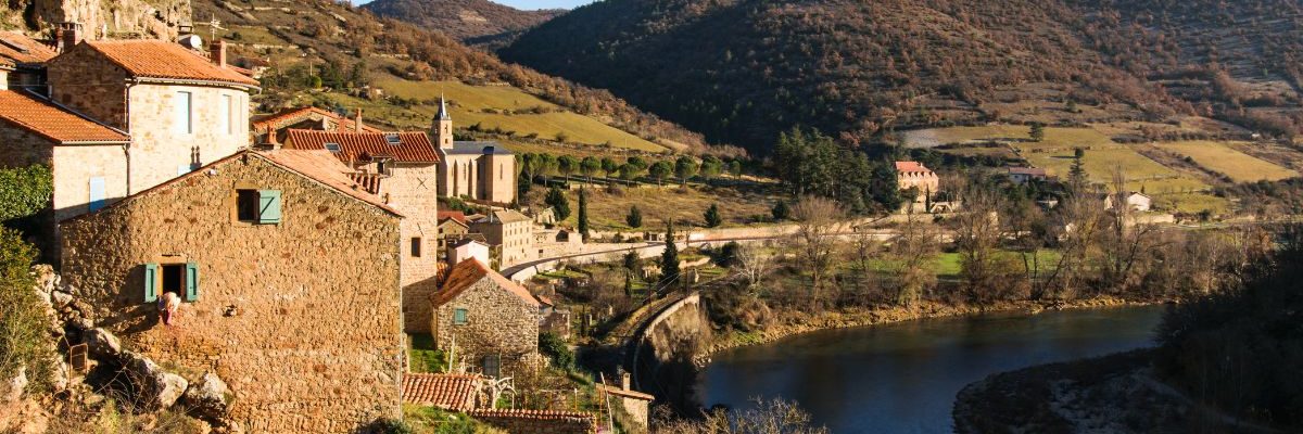 Ce village est digne du dernier James Bond et abrite de superbes randonnées