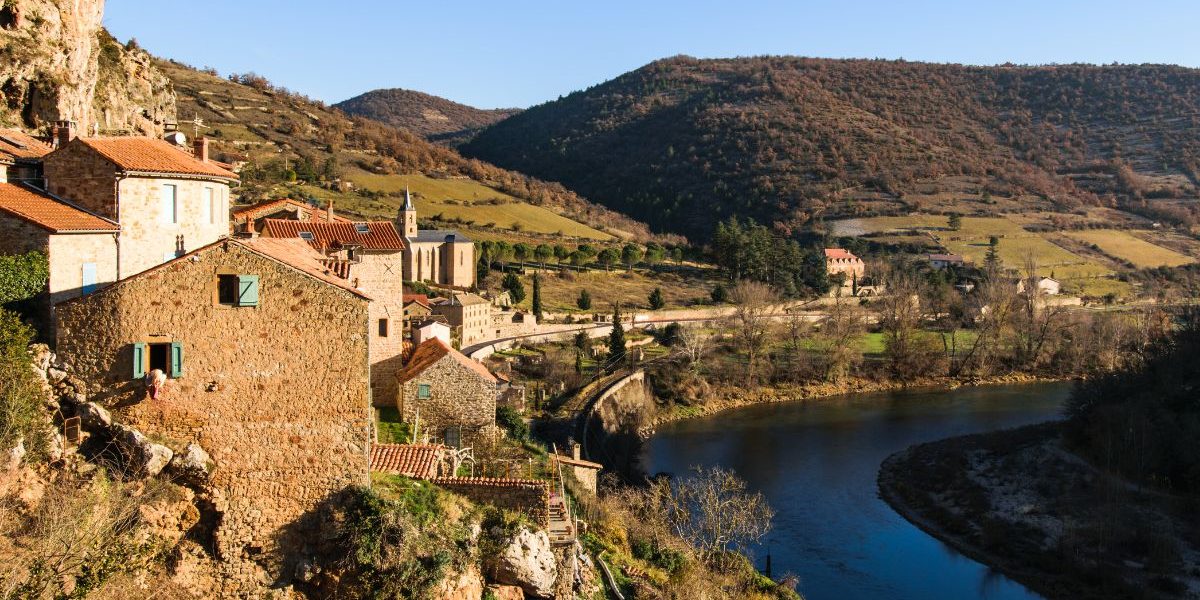 Ce village est digne du dernier James Bond et abrite de superbes randonnées