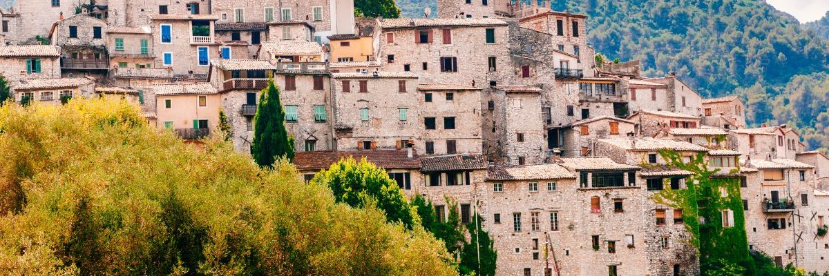 Découverte de ce village perché au milieu de la montagne digne de Fondcombe dans le Seigneur des anneaux