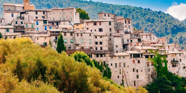 Découverte de ce village perché au milieu de la montagne digne de Fondcombe dans le Seigneur des anneaux