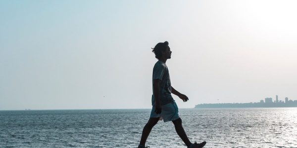 Vivez mieux et gardez la ligne en marchant de cette façon spécifique