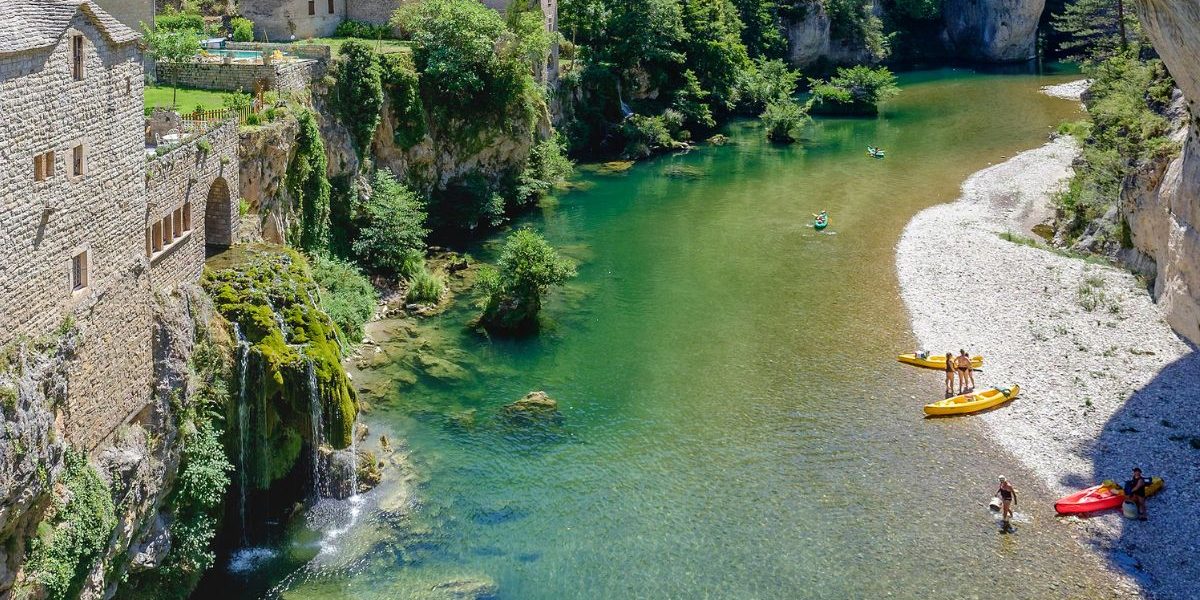 Découvrez l'histoire et la beauté de Sainte-Enimie, un village médiéval dans les Gorges du Tarn